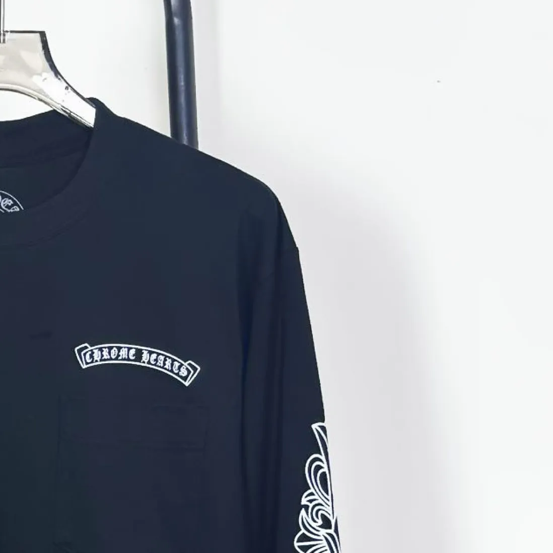 ：BB 37 𝑪𝒉𝒓𝒐𝒎𝒆 𝑯𝒆𝒂𝒓𝒕𝒔 Same Style Versatile t 1:1 ➕ ➕Yuan ➕logo g ， ， ，Breathable 。 ， ， 。 ， ， 。 ， ， ， ， ， ， ， 。 T ， ， ， ， Same Style。 ， ， 。 ：White Black Size：S-XL